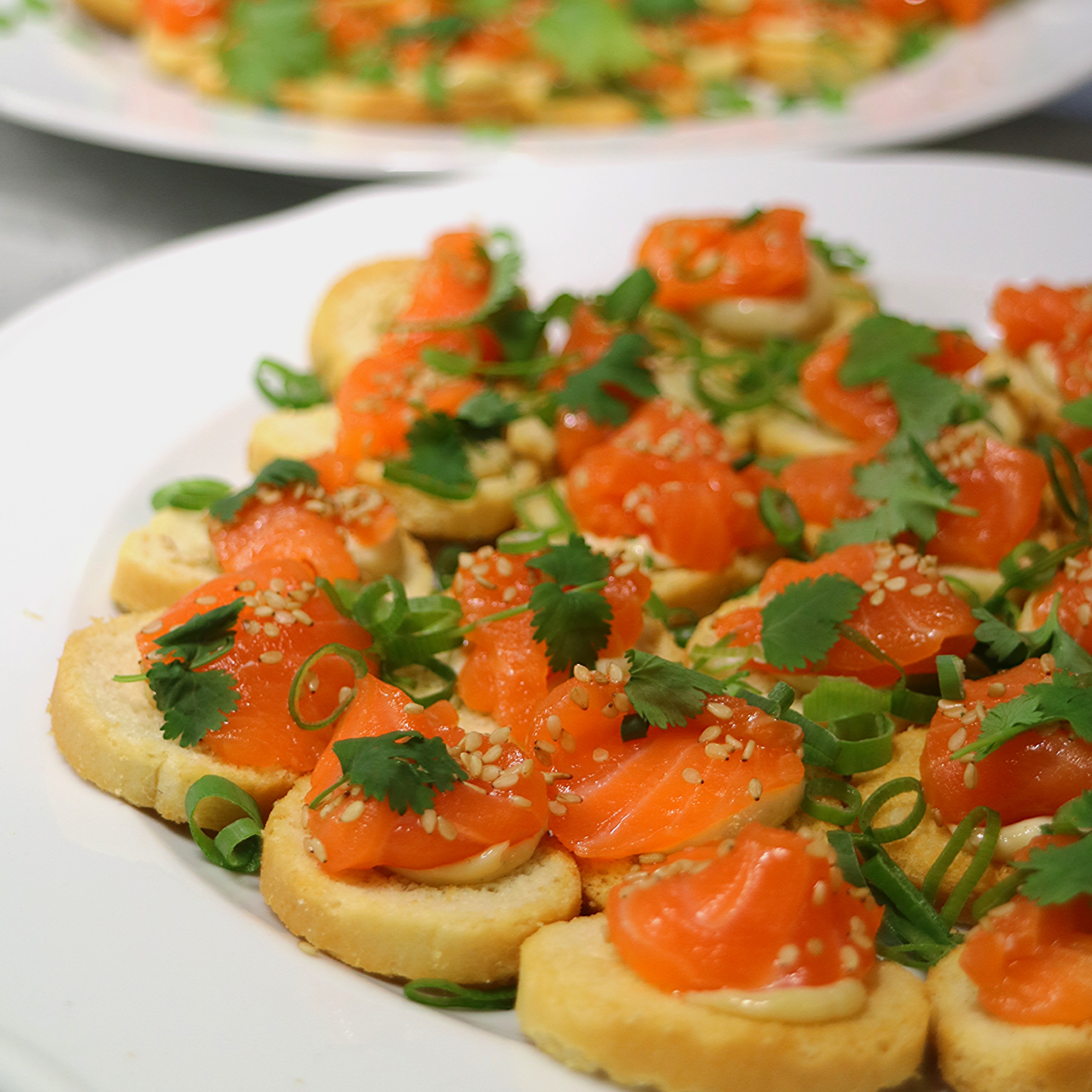 Asiatisk regnbågs-crostini - Regnbågslax med wasabimajonnäs, salladslök & rostade sesamfrön