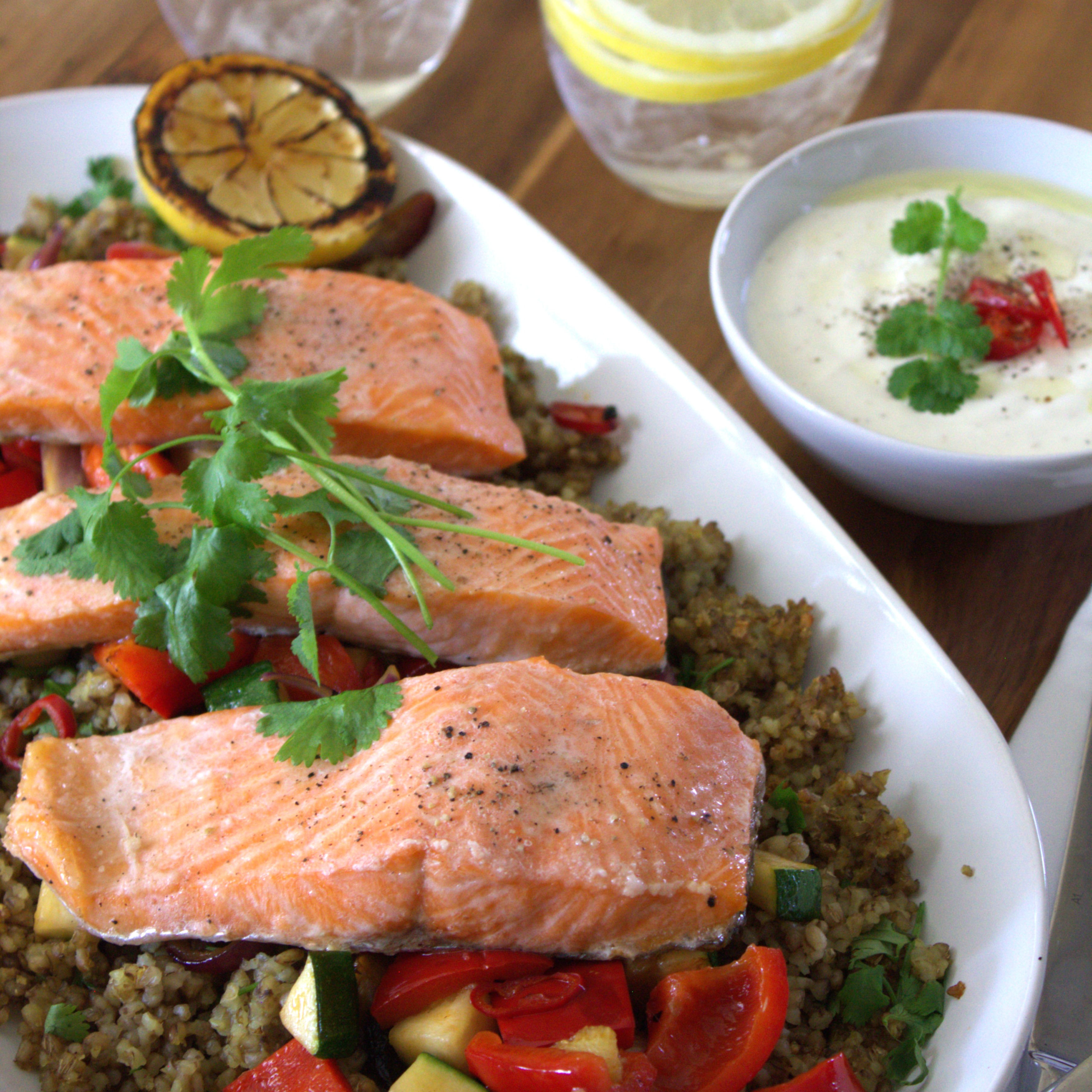 Regnbågsfilé med grönsaksfräs, svensk bulgur & korianderdressing