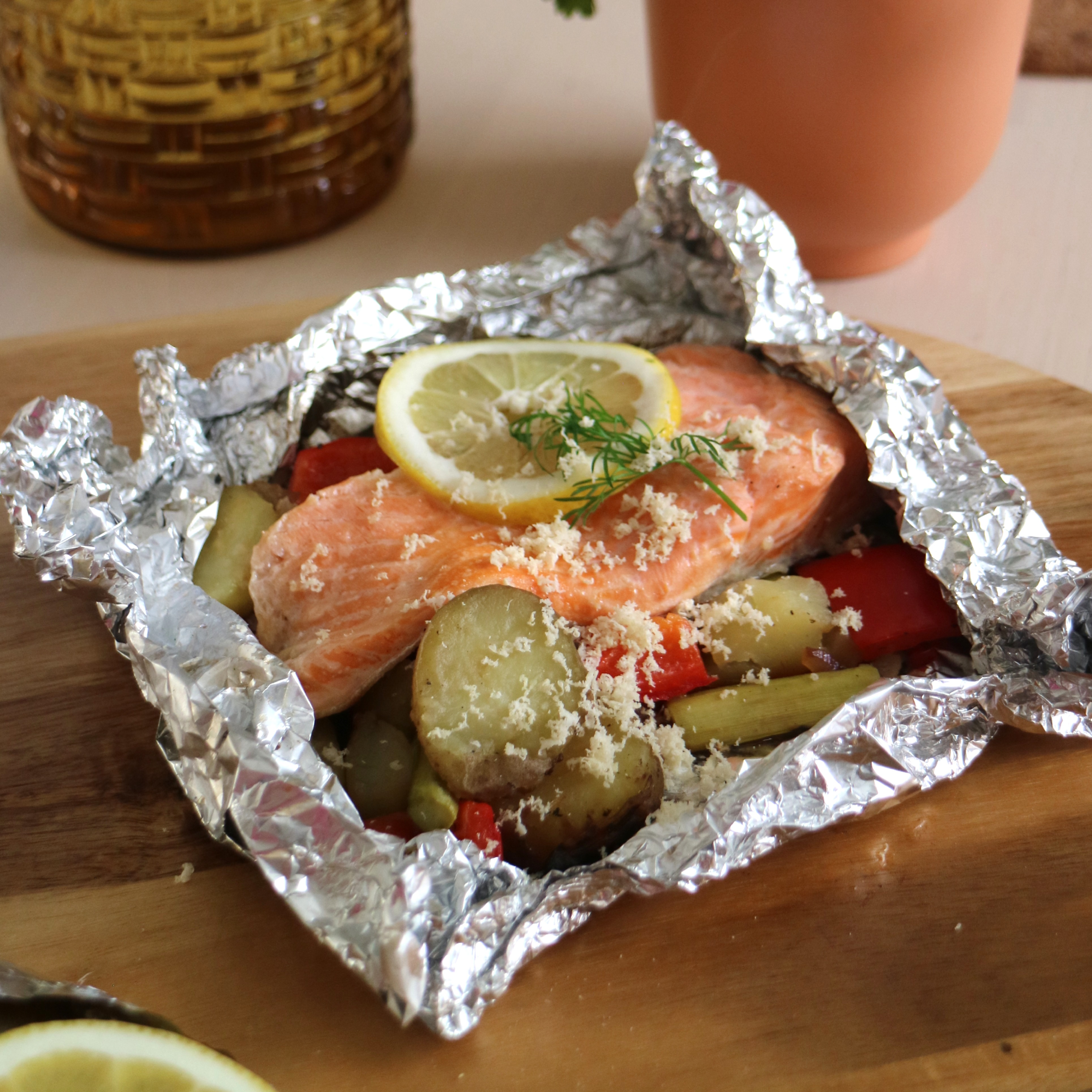 Grillpaket med regnbågsfilé, färskpotatis och sommargrönsaker