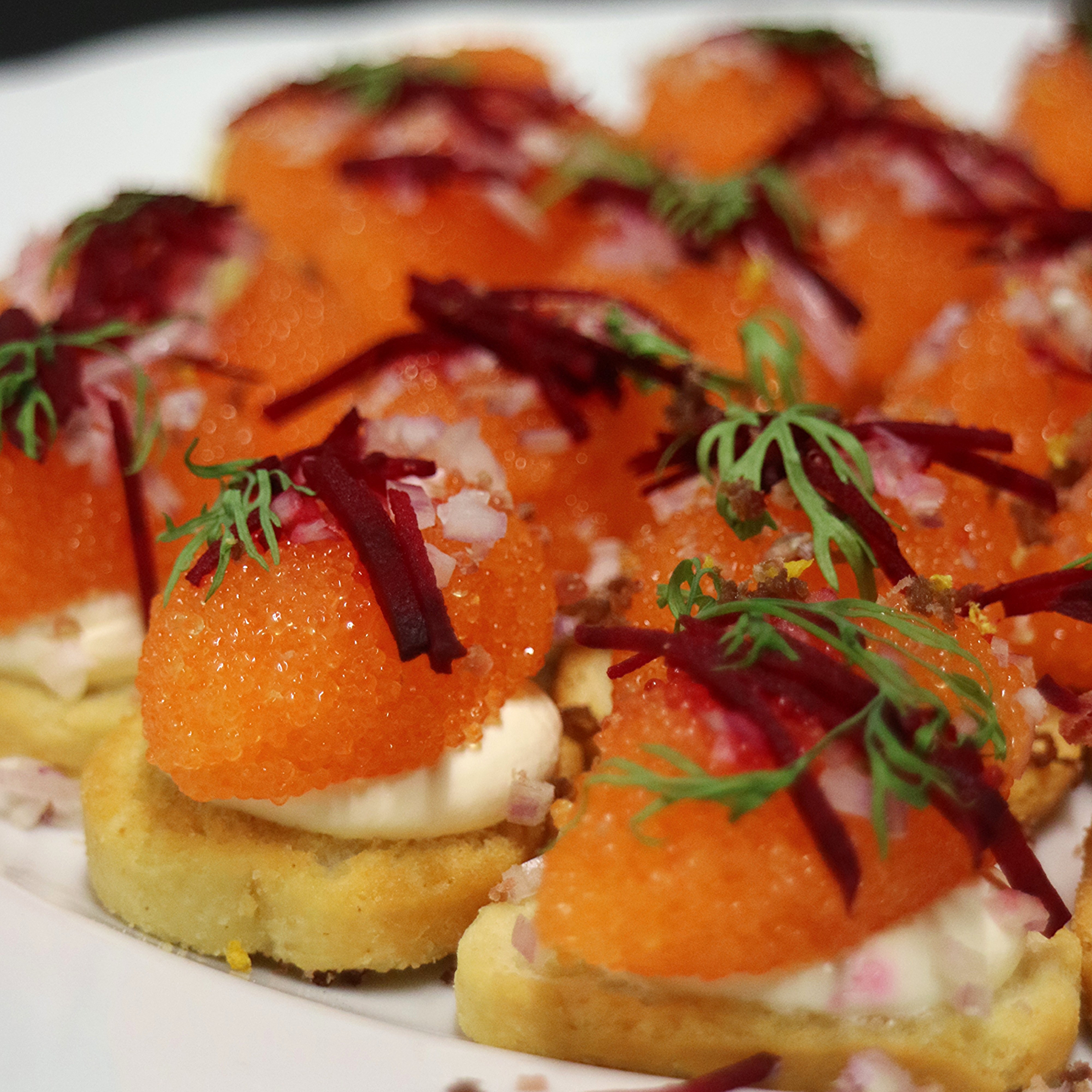 Norrländsk elegans - Kalix Löjrom med rökt ren, rödbeta & crème fraiche