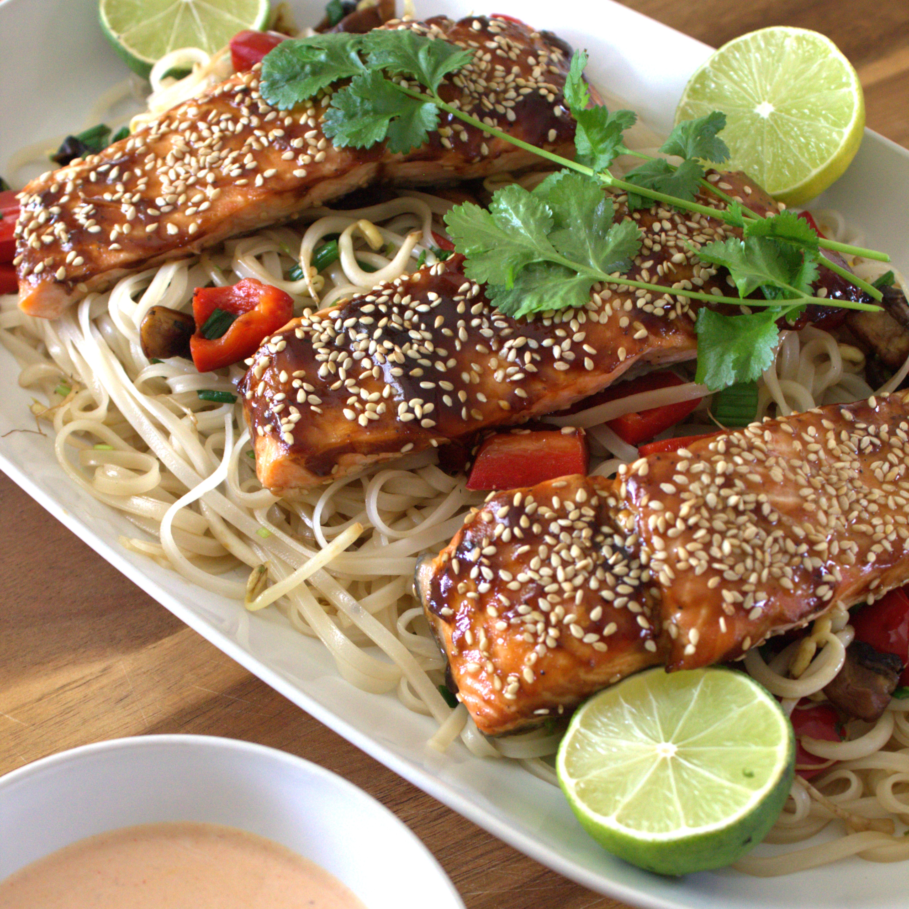 Ugnsstekt regnbågsfilé med teriyakisås, stekta grönsaker med risnudlar & färsk koriander